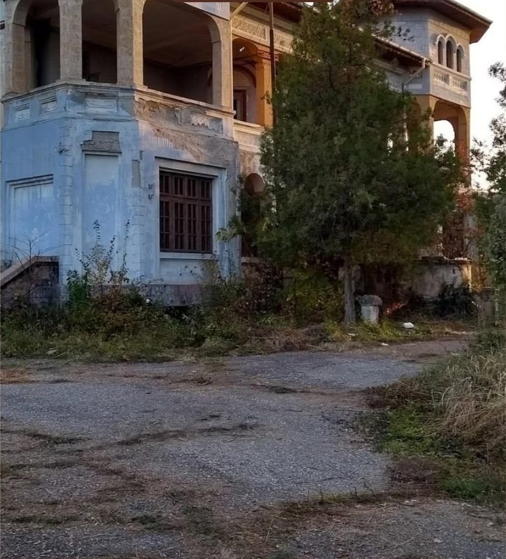 Aleea de acces și turnul de vest, astăzi