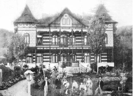 Fotografie de epocă: casa Golescu din Leordeni, transformată de Alexandru Gussi, cu familia în grădină