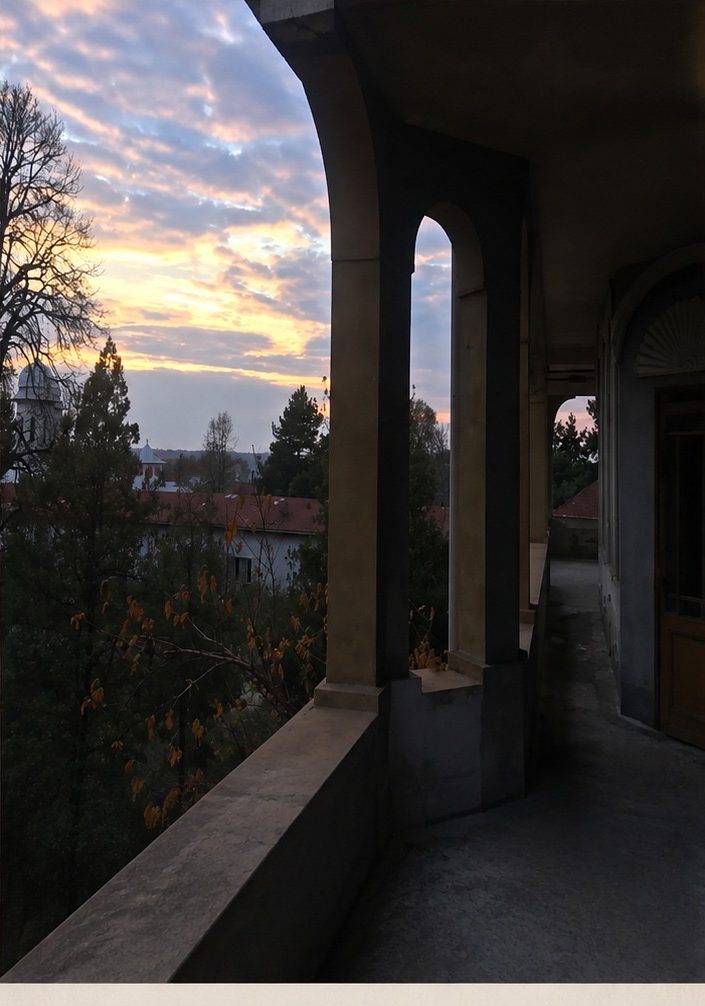 Loggia de la etaj, la apus, astăzi