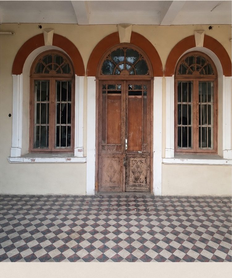 Porticul de intrare, cu arcade, astăzi