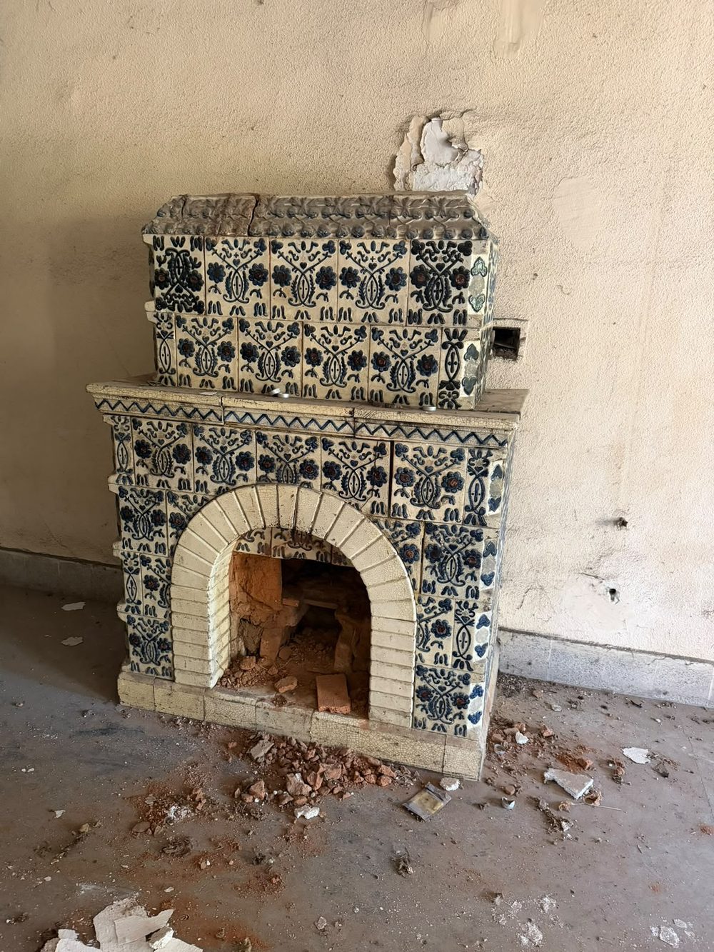 Sobă de teracotă originală, cu decor albastru pe fond alb